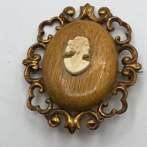 Hand carved myrtle wood Elegant VTG Oval Cameo Style Brooch Pin